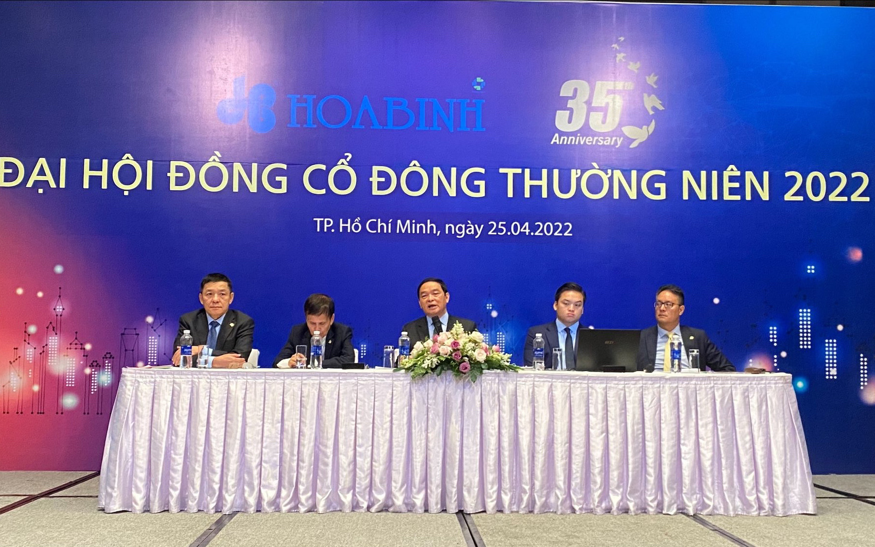 ĐHĐCĐ Xây dựng Hoà Bình (HBC): Tham vọng tăng gấp 5 lần lợi nhuận sau 5 năm lên mức tỷ USD, HBC không thể không ra nước ngoài | Tin tức doanh nghiệp niêm yết |  | CafeF.vn