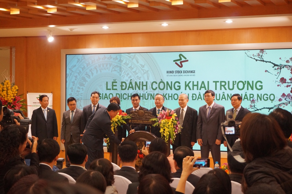 [Ảnh] Bộ trưởng Bộ Tài chính đánh cồng khai trương giao dịch chứng khoán xuân Giáp Ngọ (1)