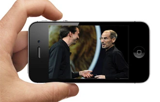 Steve Jobs (phải) và Scott Forstall tại Hội nghị Phát triển Toàn cầu 2011 ở California.