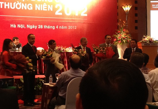 ĐHCĐ Techcombank: Ông Nguyễn Đức Vinh bất ngờ từ nhiệm thành viên HĐQT; không chia cổ tức 2011 (1)