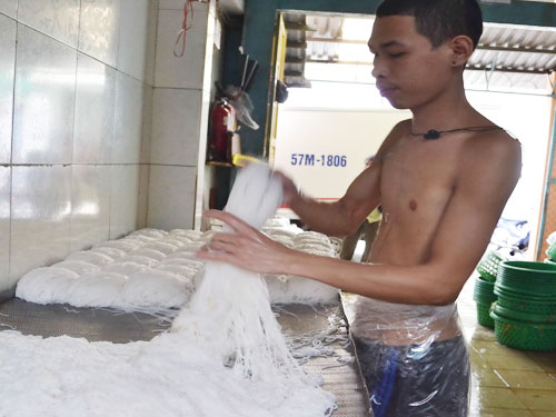 Dùng hóa chất tái chế bún (2)