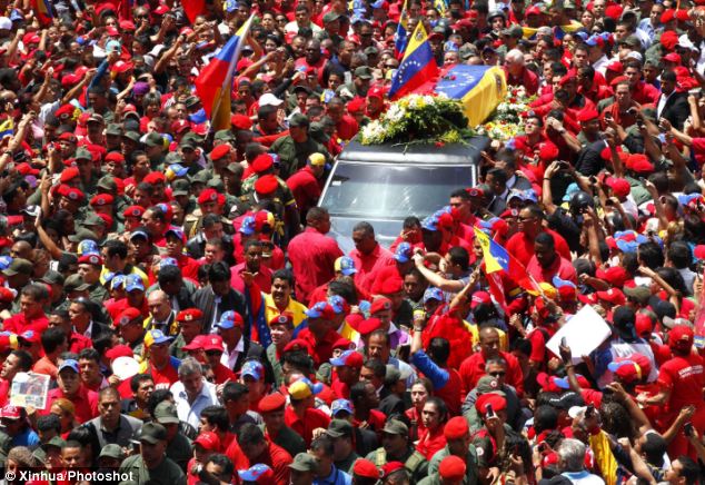 Hàng nghìn người vây quanh linh cữu cố Tổng thống Chavez (1)