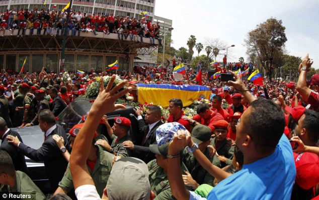 Hàng nghìn người vây quanh linh cữu cố Tổng thống Chavez (9)