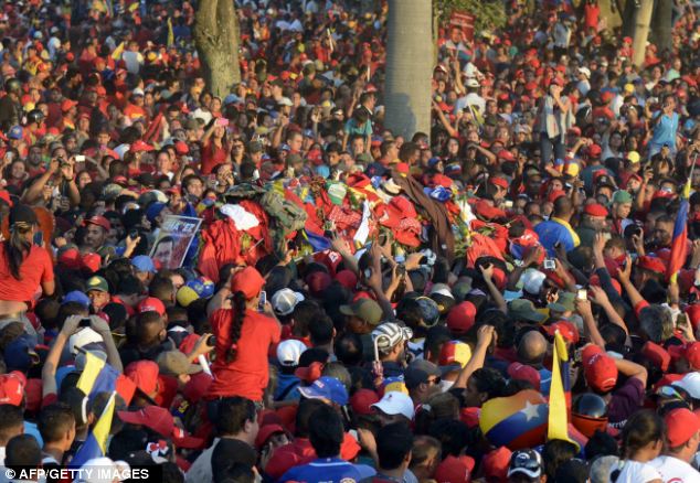 Hàng nghìn người vây quanh linh cữu cố Tổng thống Chavez (2)
