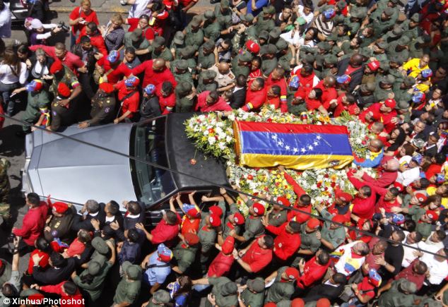 Hàng nghìn người vây quanh linh cữu cố Tổng thống Chavez (3)