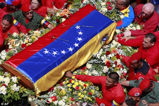 Hàng nghìn người vây quanh linh cữu cố Tổng thống Chavez (4)