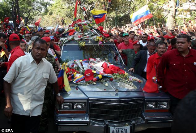 Hàng nghìn người vây quanh linh cữu cố Tổng thống Chavez (5)