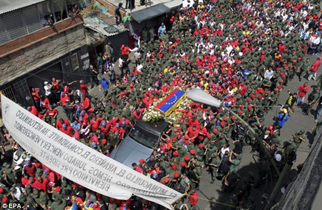 Hàng nghìn người vây quanh linh cữu cố Tổng thống Chavez (7)