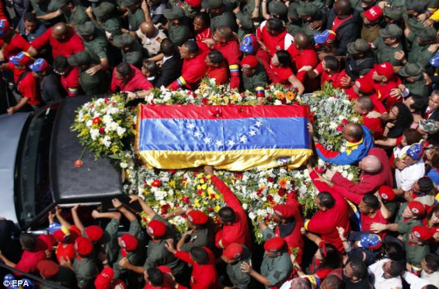Hàng nghìn người vây quanh linh cữu cố Tổng thống Chavez (8)