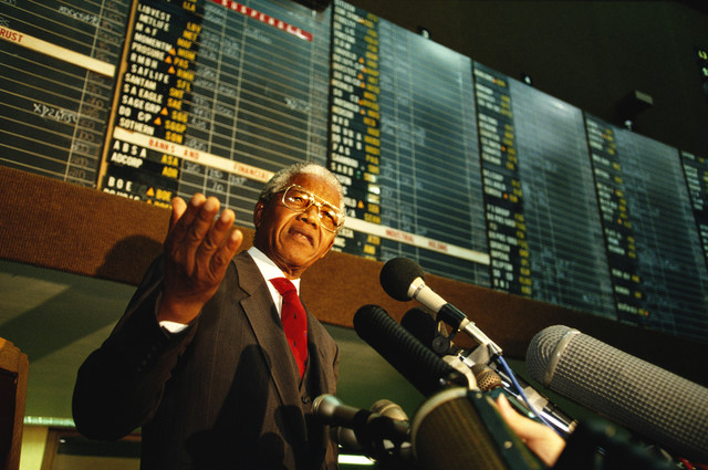 Cựu Tổng thống Mandela phát biểu trên sàn chứng khoán Johannesburg năm 1994