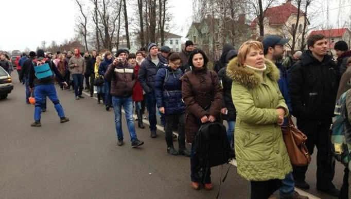 Người dân Ukraine xếp hàng vào xem dinh cơ của ông Yanukovych. Ảnh: Twitter