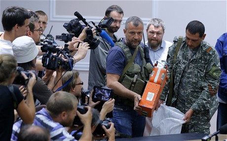 Quân nổi dậy đã giao hộp đen của MH17 cho Malaysia (2)