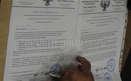 Quân nổi dậy đã giao hộp đen của MH17 cho Malaysia (1)