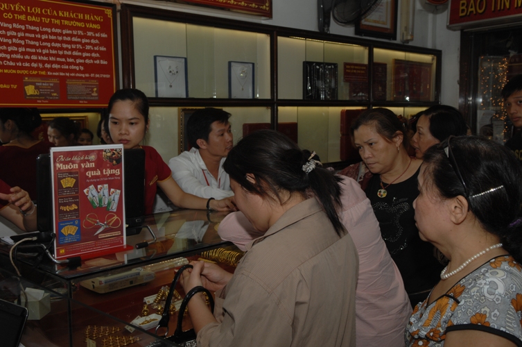 Ngày 26/6, giá vàng giảm 1,4 triệu đồng/lượng (2)