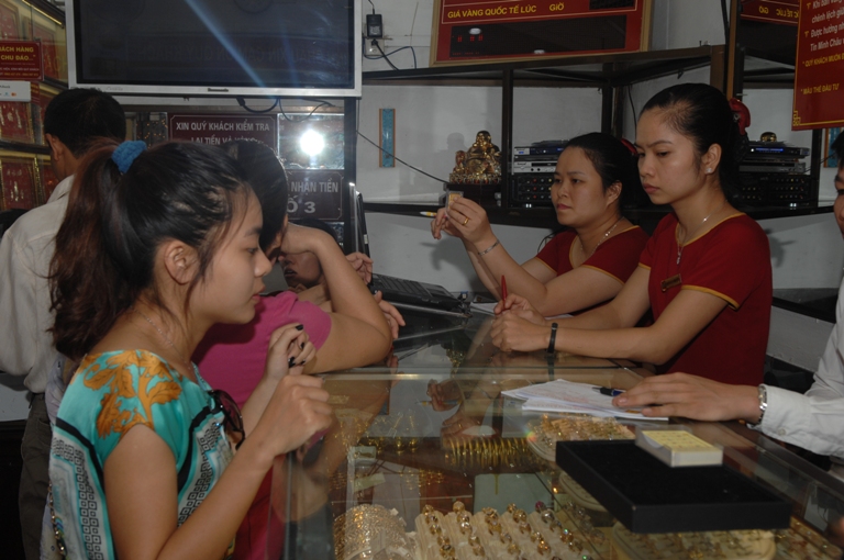 Ngày 26/6, giá vàng giảm 1,4 triệu đồng/lượng (4)