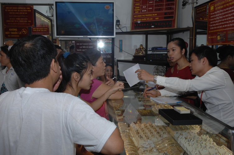 Ngày 26/6, giá vàng giảm 1,4 triệu đồng/lượng (3)