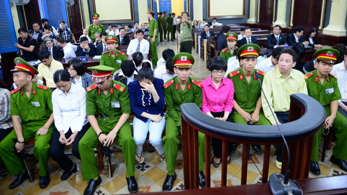 Huỳnh Thị Huyền Như (áo hồng) cùng các đồng phạm tại phiên tòa