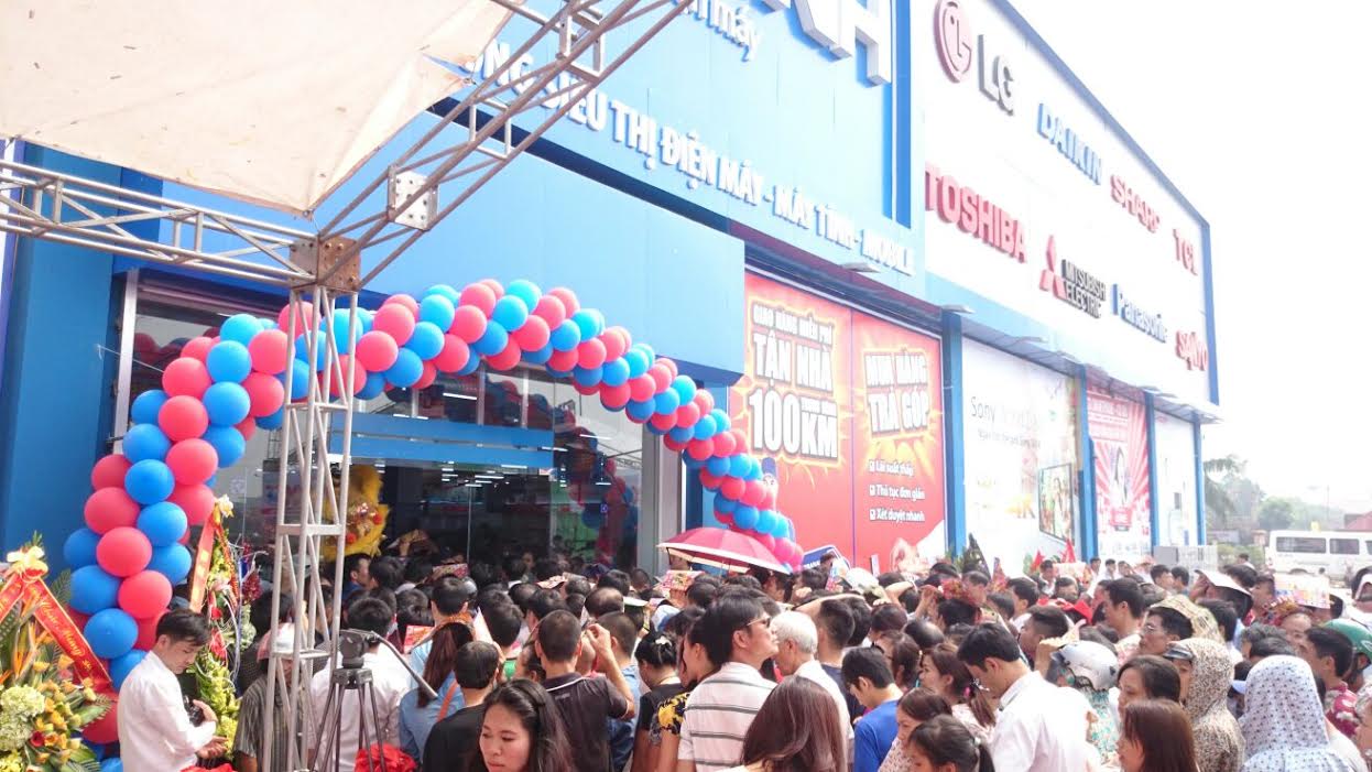 Điện máy “về tỉnh”, hàng ngàn người xếp hàng chờ mua (1)