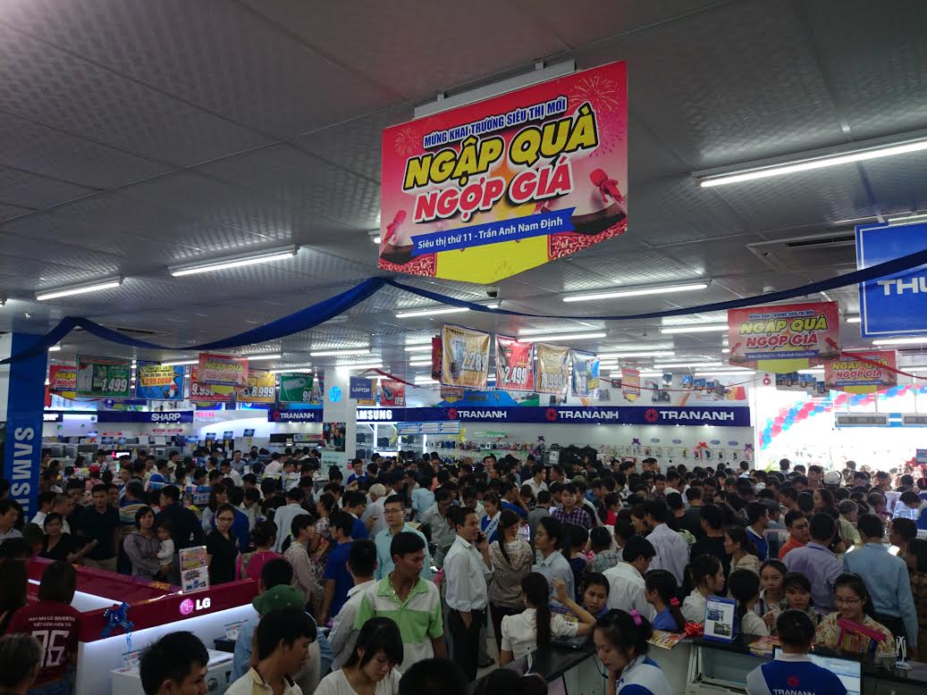 Điện máy “về tỉnh”, hàng ngàn người xếp hàng chờ mua (2)