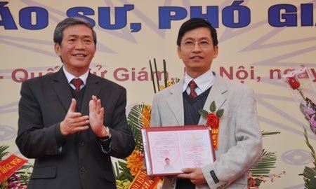  Trưởng Ban Tuyên giáo Trung ương Đinh Thế Huynh trao chứng nhận đạt tiêu chuẩn chức danh GS cho GS Phùng Hồ Hải