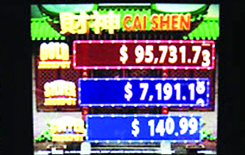  Màn hình chiếc máy đánh bạc hiện số tiền hơn 55,5 triệu USD do ông Ly Sam chụp lại.