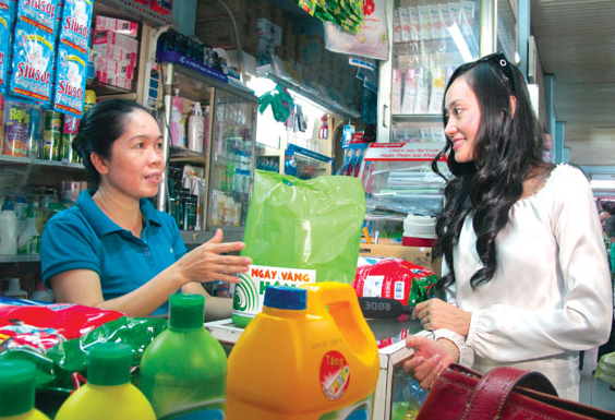 Đại sứ Hàng Việt – nghệ sĩ Hạnh Thuý thăm hỏi tiểu thương Thủ Đức trong khuôn khổ chương trình “Hàng Việt đồng hành với tiểu thương chợ truyền thống” 2012. Một chương trình tạo đà cho doanh nghiệp trong phân phối tại TP.HCM.