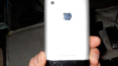 iPhone với logo Táo ngược là "Chuyện thường ngày ở huyện"