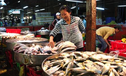 Doanh số tháng của tập đoàn lớn thua xa quầy cá chợ Bình Điền