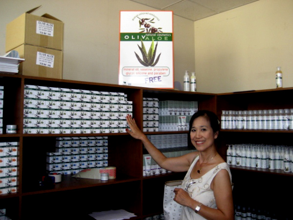 Bà Bùi Tú Ngọc đến thăm phòng trưng bày mỹ phẩm olive tại Hy Lạp