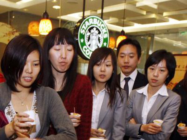 Bí mật cấu thành một cốc Starbucks ở Trung Quốc: Tiền thuê cửa hàng - 26%, lợi nhuận - 18%