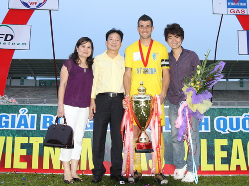 Vợ chồng bầu Hiển cùng con trai cả Quang Vinh ăn mừng chức vô địch V-League với trung vệ Cristiano. Ảnh: BH.