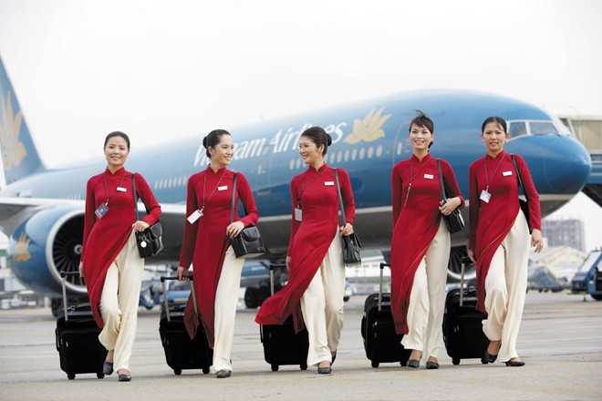 Tiếp viên hàng không là nghề luôn hot trong mắt các bạn trẻ, vì lương cao, được đi du lịch và hưởng nhiều quyền lợi.