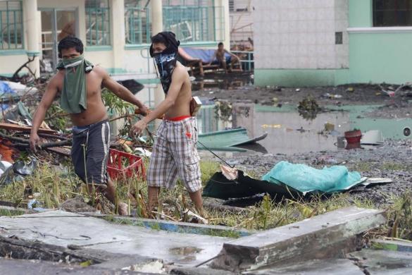 Một số dân vùng bão Philippines hung hãn vì đói khát