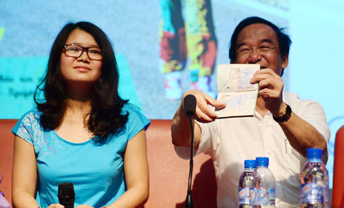 Huyền Chip mời Giáo sư Nguyễn Lân Dũng chứng thực visa