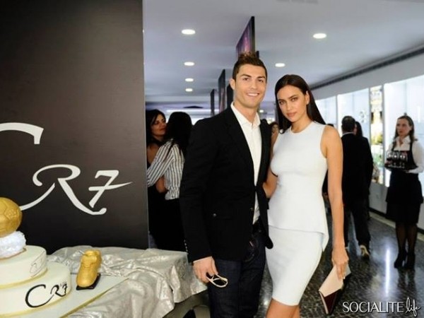 Ronaldo và bạn gái tại bảo tàng cá nhân. Hiện CR7 là một trong những VĐV nổi tiếng nhất thế giới với gần 76 triệu người theo dõi trên facebook. Anh cũng sở hữu bảo tàng cá nhân, một dòng thời trang riêng với thường hiệu nổi tiếng CR7.