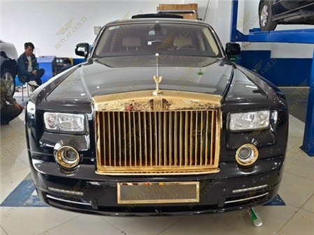  Chiếc Rolls-Royce Phantom dát vàng họa tiết rồng thời Lý vừa được công ty của Nguyễn Ngọc mạ thành công. Ảnh: NK. Chiếc Rolls-Royce Phantom dát vàng họa tiết rồng thời Lý vừa được công ty của Nguyễn Ngọc mạ thành công. Ảnh: NK.
