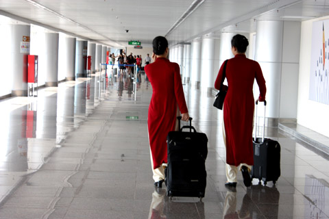 Hành lý xách tay của các nữ tiếp viên hàng không. Ảnh: Đinh Quý Anh