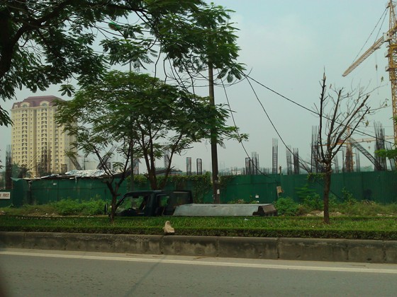 Cận cảnh “bãi chông sắt” hoen gỉ khổng lồ tại TTTM Ciputra Hanoi Mall