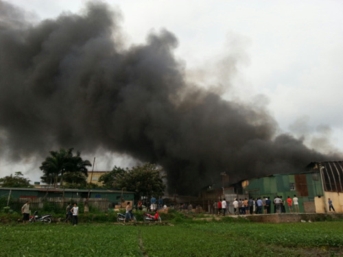 Cháy lớn tại công ty Diana ở Khu công nghiệp Vĩnh Tuy