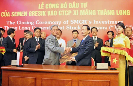 Ông Vũ Văn Tiền (hàng trước, phải) và ông Soetjipto ký kết thỏa thuận cổ đông chiến lược chiều 18/12 trước sự chứng kiến của lãnh đạo các bộ, ngành hai nước Viêt Nam và Indonesia