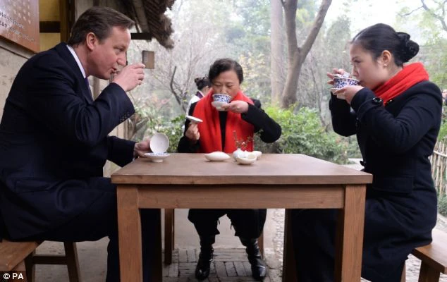 Thủ tướng Anh David Cameron thưởng thức trà tại nhà của Đỗ Phủ, nhà thơ nổi tiếng tại Trung Quốc thời nhà Đường, ở thành phố Thành Đô, tỉnh Tứ Xuyên trong chuyến thăm Trung Quốc ba ngày. Ảnh: PA.