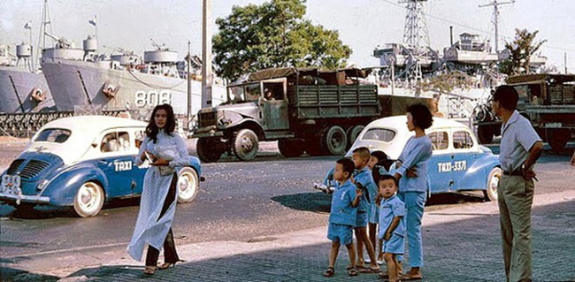 Bến Bạch Đằng ngày ấy, một trong những bãi đậu taxi cóc nổi tiếng của Sài Gòn xưa.