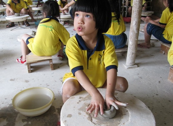 Nhiều trường học đưa học sinh đến Bát Tràng phát triển kỹ năng sống.