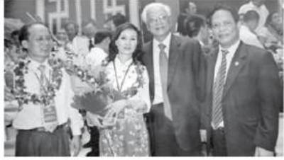 Doanh nhân Đặng Thanh Hương nhận giải Doanh nhân Việt Nam Vàng