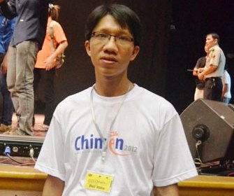Tiến Danh khi nhận giải thưởng “Chim Én 2012”