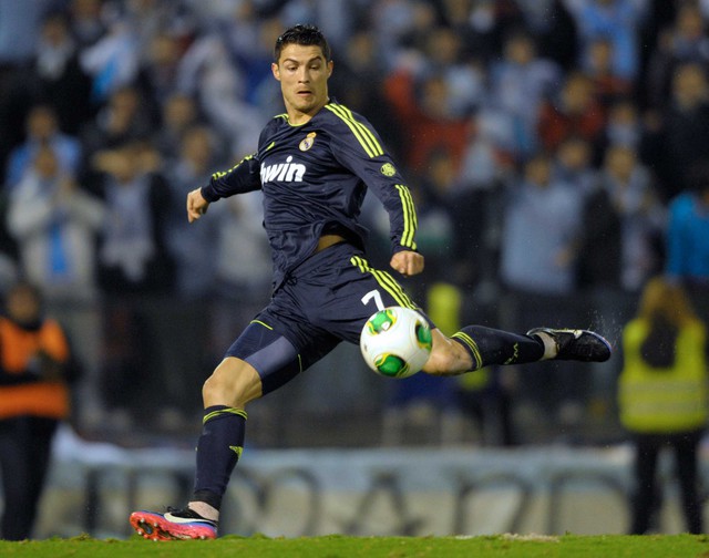 Ai muốn bẻ một miếng Ronaldo? (1)