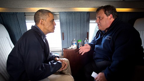 Tổng thống Barack Obama thuộc phe Dân chủ và Thống đốc Chris Christie thuộc phe Cộng hòa