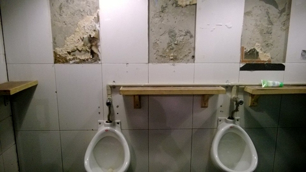 Từ bức tường nham nhở của Zone9 (1)