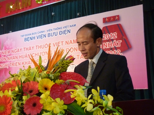 Ông Nguyễn Văn Oai trong lễ đón nhận Huân chương Lao động hạng nhất cho Bệnh viện Bưu điện hồi đầu năm 2012