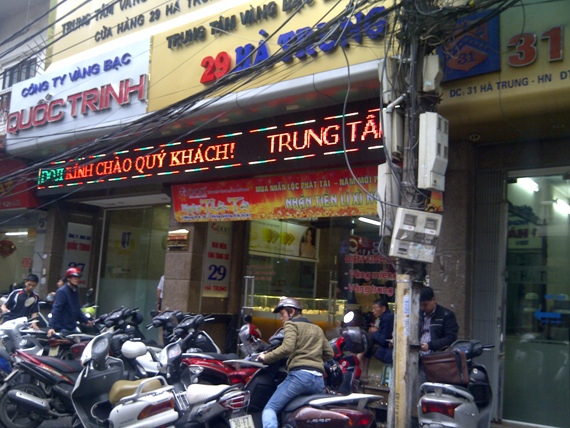 Giữa trưa mưa phùn, người Hà Nội xếp hàng mua vàng ngày vía Thần tài (6)